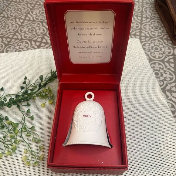 Hallmark Porcelain Dated Bell 2007 Collector’s Ornament Wreath Christmas NEW - Picture 1 of 9